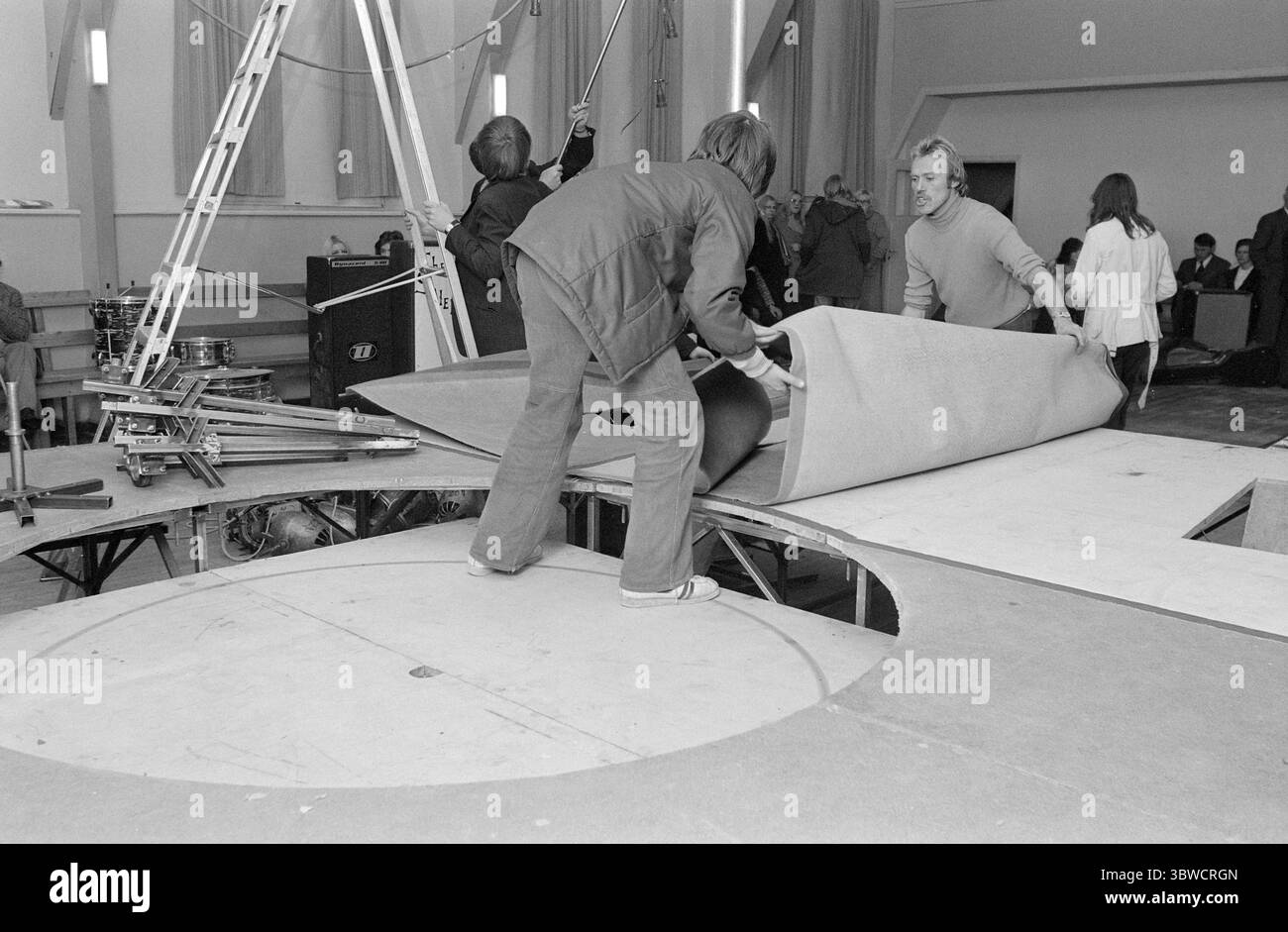 Aktuell 45-7-1972: Das Theater zwischen Bergen und Fjorden. Etwas Neues im norwegischen Theaterleben hat in Møre og Romsdal das Licht der Welt gesehen. Das Komitat verfügt über ein eigenes regionales Theater, das Teatret Vårt. Sie hat ihren Hauptsitz in Molde, wird aber das gesamte County mit dem Bus abdecken. Die Bühne vor einer Aufführung im Samfunnshuset in Ulsteinvik. Die Zwillinge Ola B. Johannessen rechts und Knut Valle spielen vor, während und nach dem Auftritt gleichermaßen gut zusammen. Eine gute Ordnung aller losen Teile erleichtert die Arbeit. Foto: Sverre A. Børretzen / aktuell / NTB ***Foto ist kein Image-Profi Stockfoto