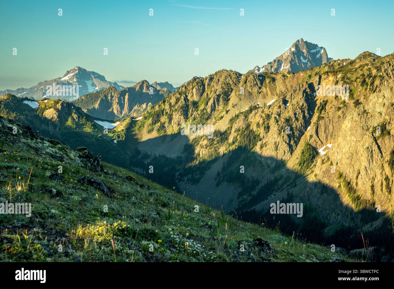 WA28530-00...WASHINGTON - Blick auf die Olympic Mountain Range vom Mount Townsend in der Buckhorn Wilderness. Stockfoto