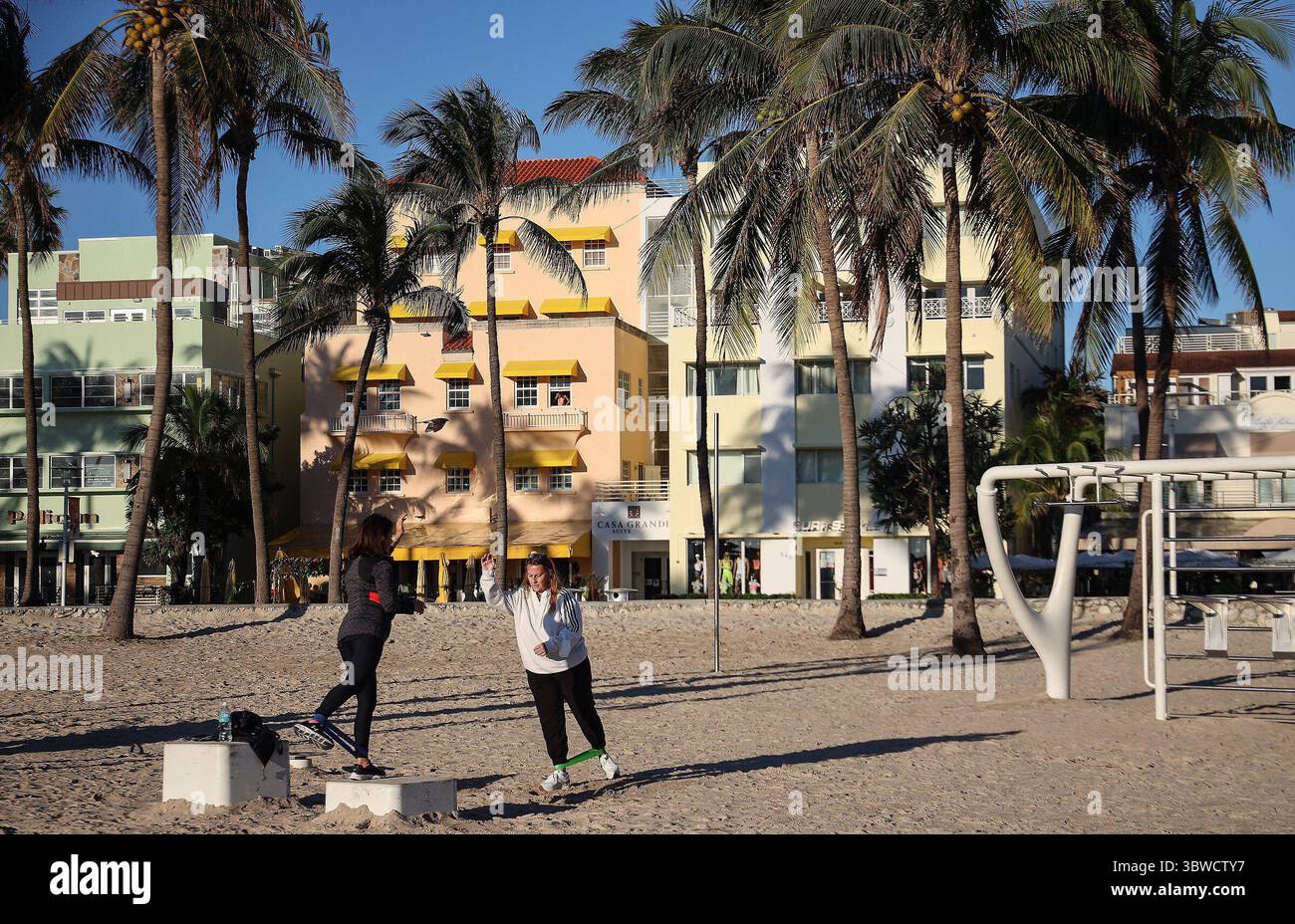 8. Dezember 2020, Miami Beach, FL, USA: Frauen trainieren gemeinsam am Muscle Beach South Beach in der kühlen Morgenluft. Das kühle Wetter kam mit einer Lufttemperatur von 54 Grad in S. Florida an, als Touristen und Einheimische am Dienstag, den 8. Dezember 2020, ihre Hüte, Mäntel und Tücher trugen. Es wird erwartet, dass das kältere Wetter über das Wochenende in die 40er-Jahre einbricht. (Kreditbild: © TNS via ZUMA Wire) Stockfoto