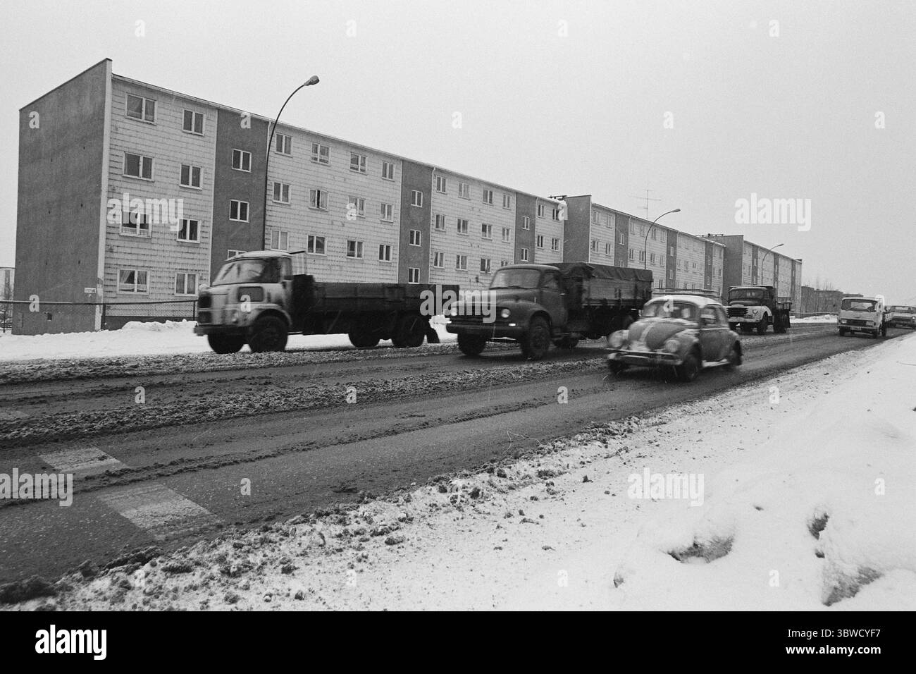 Aktuell 15-4-1972 : Ein Leben im Lärm. Lärm ist ein stiller Killer. Menschen reagieren auf Lärm, auch wenn es geistig akzeptiert wird. Lärm kann bekämpft werden, aber einzeln können wir wenig tun. Im baurat in Oslo wurde ein Anfang gemacht. Sie hat beschlossen, dem Lärm ein Ende zu setzen und Lärmgrenzwerte für neue Wohnungen festzulegen. Verkehr auf Trondheimsveien in Veitvet. Wohnblöcke mit Adressen wie Veitvetveien 1, 3 und 5. Zu den Wagen gehören ein Bedford Truck 2f.v., ein Volkswagen Beetle R.h., gefolgt von einem Volvo Truck und einem kleinen Hanomag Henschel Truck rechts dahinter. Foto: Aage Storløkken / aktuell / NTB ***Phot Stockfoto