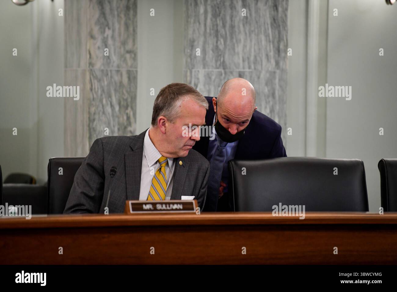 8. Dezember 2020, Washington, District of Columbia, USA: US-Senator Dan Sullivan (Republikaner von Alaska) beruft Mitarbeiter während einer Anhörung des Senats für Handel, Wissenschaft und Verkehr â€“ Unterausschusses für Sicherheit, um die Fähigkeiten der US-Küstenwache zur Wahrung nationaler Interessen und zur Förderung der wirtschaftlichen Sicherheit in der Arktis im Russell Senate Office Building auf Capitol Hill in Washington, DC, Dienstag, 8. Dezember 2020 zu untersuchen. Beschreibung: Rod Lamkey/CNP (Abbildung: © Rod Lamkey – CNP/CNP via ZUMA Wire) Stockfoto