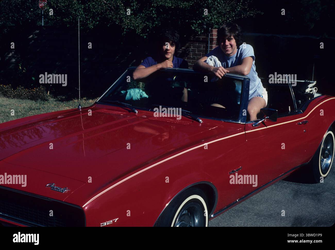 1980, Hollywood, Kalifornien, USA: MATTHEW LABORTEAUX und PATRICK LABORTEAUX in einem roten Cabrio. (Kreditbild: © Robert Landau/ZUMA Wire) Stockfoto