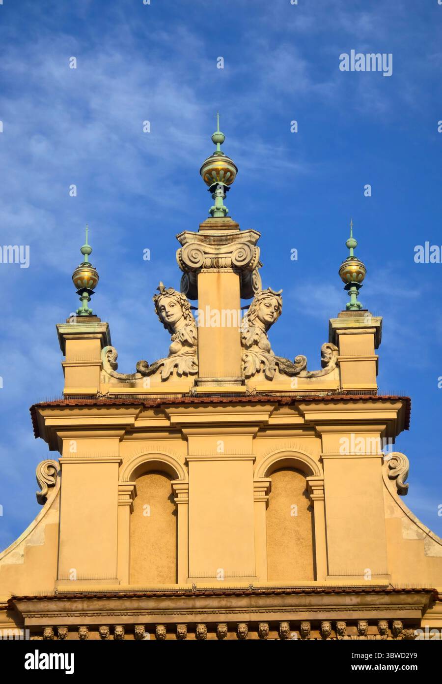 Wunderschöne Dekoration in der Tuchhalle im Renaissance-Stil auf dem Hauptmarkt in der Altstadt von Krakau, Polen. - Smartphone-aufgenommenes Stockfoto