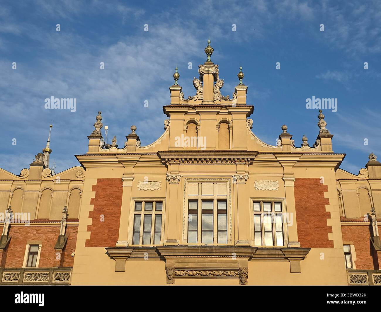 Wunderschöne Dekoration in der Tuchhalle im Renaissance-Stil auf dem Hauptmarkt in der Altstadt von Krakau, Polen. - Smartphone-aufgenommenes Stockfoto