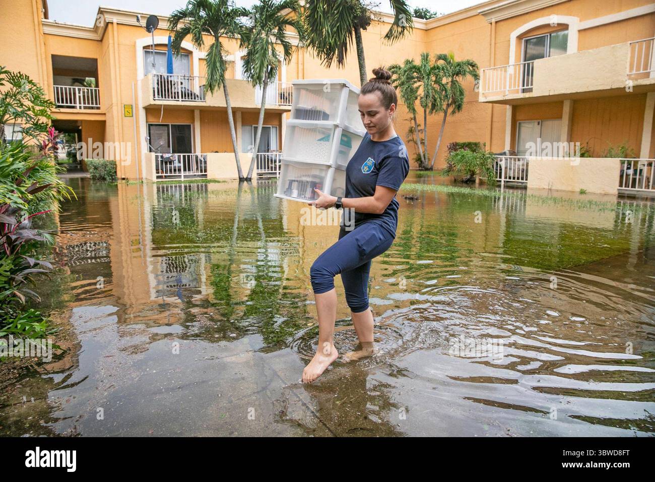10. Dezember 2020, USA: Evgeniya Ignatuschtschenko bringt Gegenstände aus ihrer wasserbeschädigten Wohnung nach einer Überschwemmung im Wohnkomplex Venetian Gardens in der Nähe von Hialeah, Florida. (Kreditbild: © TNS via ZUMA Wire) Stockfoto