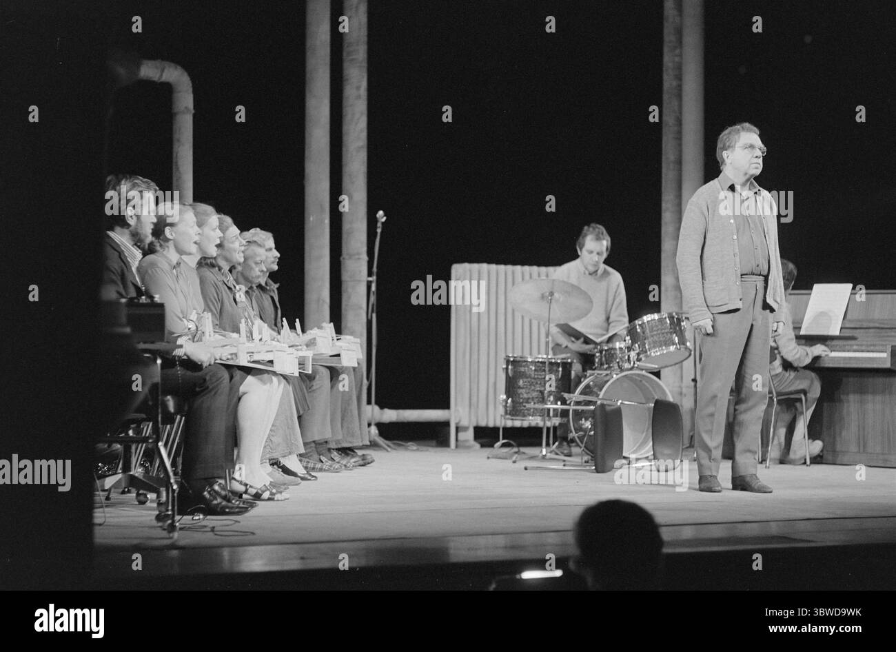 Aktuell 48 - 3 - 1972: Wer sind sie verrückt? Es ist eine erschütternde und ernste Frage, die sich in dem Stück, das das Nationaltheater jetzt spielt, an das Publikum richtet. Es heißt, wer sind die verrückt? Aktuell hat vier Personen, die in der Psychiatrie arbeiten, um Antworten gebeten. Die Vorstellung des Nationaltheaters Wer sind sie verrückt? Befasst sich mit den kausalen Zusammenhängen zwischen Gesellschaft und psychischen Erkrankungen, Foto: Odd Ween / aktuell / NTB ***Foto wird nicht bildverarbeitet.*** *Text wird automatisch übersetzt* Stockfoto