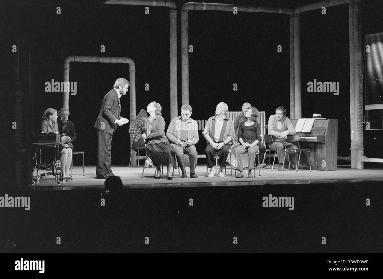 Aktuell 48 - 3 - 1972: Wer sind sie verrückt? Es ist eine erschütternde und ernste Frage, die sich in dem Stück, das das Nationaltheater jetzt spielt, an das Publikum richtet. Es heißt, wer sind die verrückt? Aktuell hat vier Personen, die in der Psychiatrie arbeiten, um Antworten gebeten. Die Vorstellung des Nationaltheaters Wer sind sie verrückt? Befasst sich mit den kausalen Zusammenhängen zwischen Gesellschaft und psychischen Erkrankungen, Foto: Odd Ween / aktuell / NTB ***Foto wird nicht bildverarbeitet.*** *Text wird automatisch übersetzt* Stockfoto