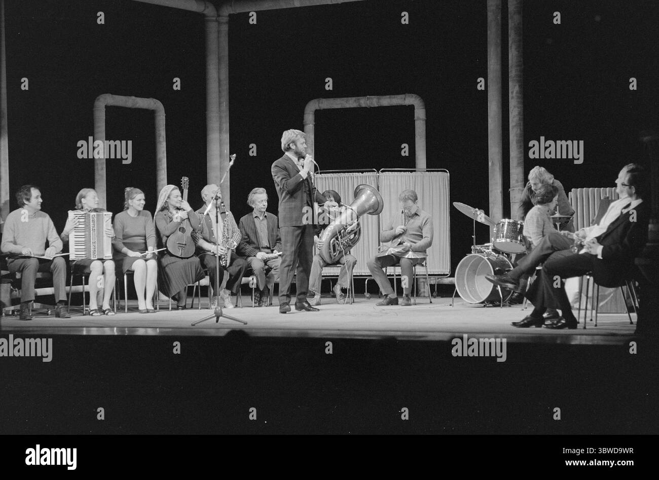 Aktuell 48 - 3 - 1972: Wer sind sie verrückt? Es ist eine erschütternde und ernste Frage, die sich in dem Stück, das das Nationaltheater jetzt spielt, an das Publikum richtet. Es heißt, wer sind die verrückt? Aktuell hat vier Personen, die in der Psychiatrie arbeiten, um Antworten gebeten. Die Vorstellung des Nationaltheaters Wer sind sie verrückt? Befasst sich mit den kausalen Zusammenhängen zwischen Gesellschaft und psychischen Erkrankungen, Foto: Odd Ween / aktuell / NTB ***Foto wird nicht bildverarbeitet.*** *Text wird automatisch übersetzt* Stockfoto