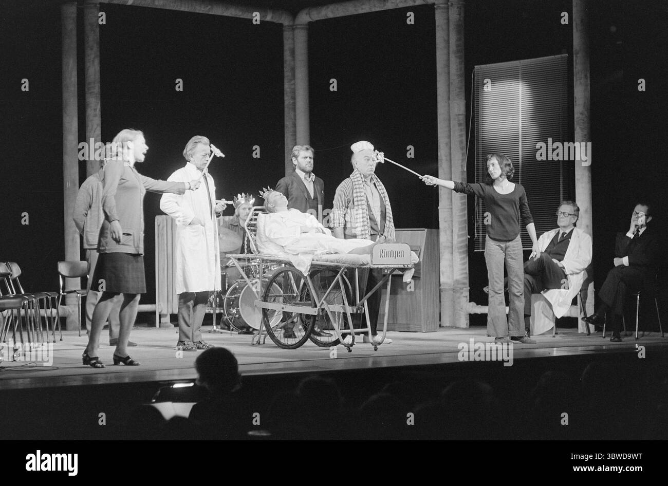 Aktuell 48 - 3 - 1972: Wer sind sie verrückt? Es ist eine erschütternde und ernste Frage, die sich in dem Stück, das das Nationaltheater jetzt spielt, an das Publikum richtet. Es heißt, wer sind die verrückt? Aktuell hat vier Personen, die in der Psychiatrie arbeiten, um Antworten gebeten. Die Vorstellung des Nationaltheaters Wer sind sie verrückt? Befasst sich mit den kausalen Zusammenhängen zwischen Gesellschaft und psychischen Erkrankungen, Foto: Odd Ween / aktuell / NTB ***Foto wird nicht bildverarbeitet.*** *Text wird automatisch übersetzt* Stockfoto