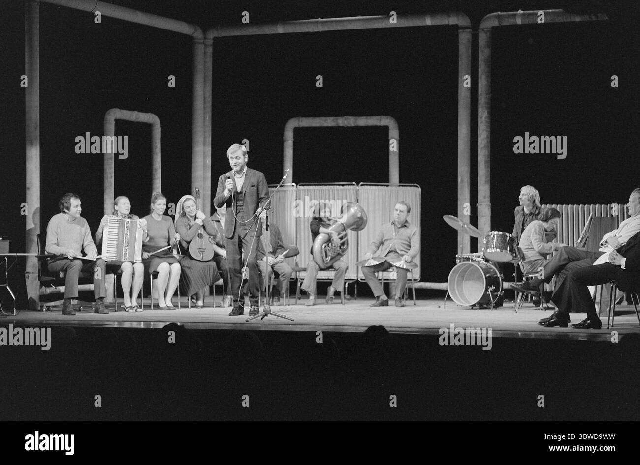 Aktuell 48 - 3 - 1972: Wer sind sie verrückt? Es ist eine erschütternde und ernste Frage, die sich in dem Stück, das das Nationaltheater jetzt spielt, an das Publikum richtet. Es heißt, wer sind die verrückt? Aktuell hat vier Personen, die in der Psychiatrie arbeiten, um Antworten gebeten. Die Vorstellung des Nationaltheaters Wer sind sie verrückt? Befasst sich mit den kausalen Zusammenhängen zwischen Gesellschaft und psychischen Erkrankungen, Foto: Odd Ween / aktuell / NTB ***Foto wird nicht bildverarbeitet.*** *Text wird automatisch übersetzt* Stockfoto