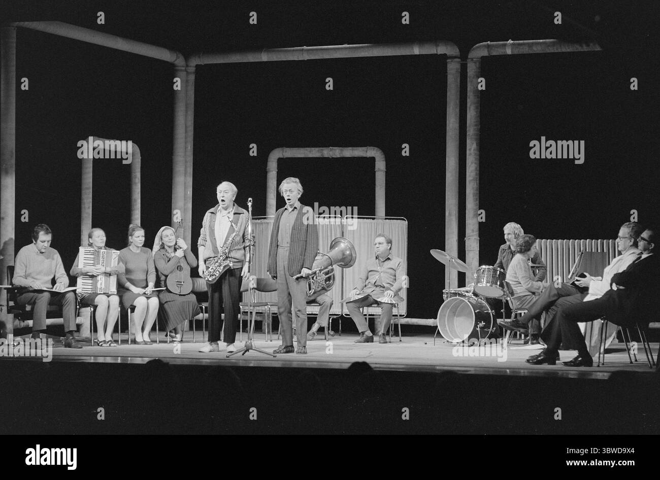 Aktuell 48 - 3 - 1972: Wer sind die Verrückten? Es ist eine erschütternde und ernste Frage, die in dem Stück, das das Nationaltheater jetzt spielt, an das Publikum gerichtet wird. Man nennt sie "Wer sind die Verrückten?" Aktuell hat vier Personen, die in der Psychiatrie arbeiten, um Antworten gebeten. Die Vorstellung des Nationaltheaters Wer sind die Verrückten? Befasst sich mit den kausalen Zusammenhängen zwischen Gesellschaft und psychischen Erkrankungen. Foto: Odd Ween / aktuell / NTB ***Foto wird nicht bildverarbeitet.*** *Text wird automatisch übersetzt* Stockfoto