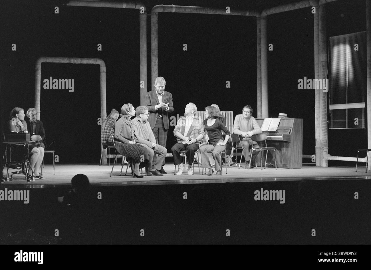 Aktuell 48 - 3 - 1972: Wer sind sie verrückt? Es ist eine erschütternde und ernste Frage, die sich in dem Stück, das das Nationaltheater jetzt spielt, an das Publikum richtet. Es heißt, wer sind die verrückt? Aktuell hat vier Personen, die in der Psychiatrie arbeiten, um Antworten gebeten. Die Vorstellung des Nationaltheaters Wer sind sie verrückt? Befasst sich mit den kausalen Zusammenhängen zwischen Gesellschaft und psychischen Erkrankungen, Foto: Odd Ween / aktuell / NTB ***Foto wird nicht bildverarbeitet.*** *Text wird automatisch übersetzt* Stockfoto