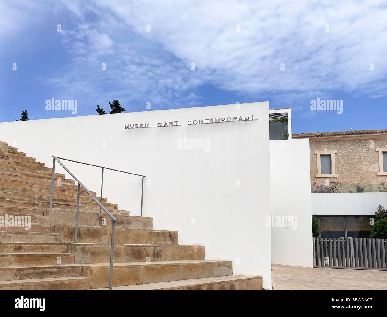 Eine Treppe führt zum Eingang des Museu d’Art Contemporani d’Eivissa MACE, Museum für zeitgenössische Kunst in der Altstadt von Ibiza, Balearen, Spanien - Smartphone-aufgenommenes Stockfoto