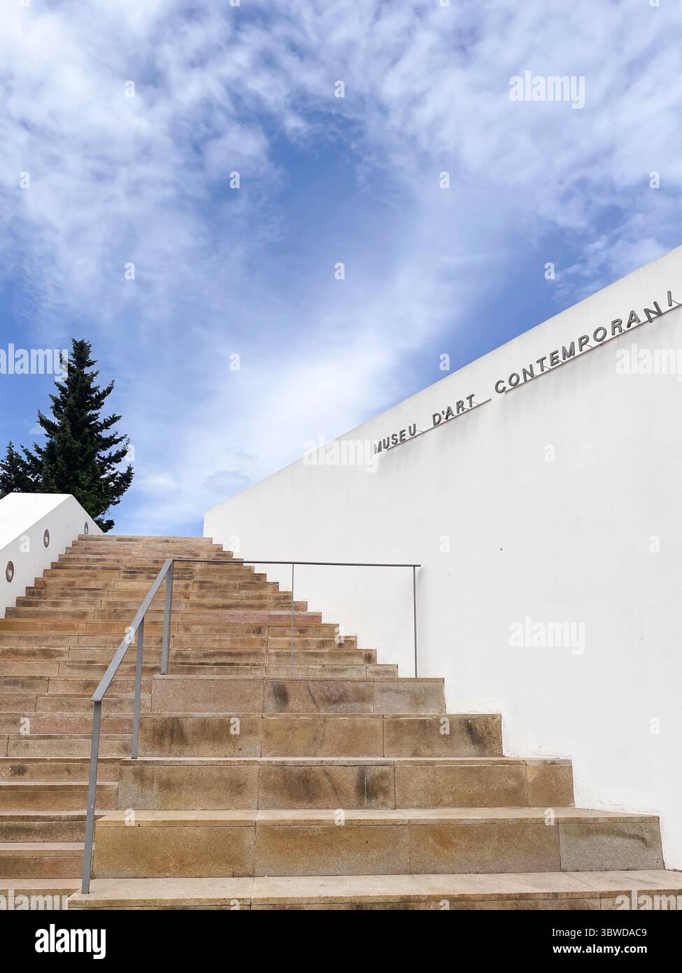 Eine Treppe führt zum Eingang des Museu d’Art Contemporani d’Eivissa MACE, Museum für zeitgenössische Kunst in der Altstadt von Ibiza, Balearen, Spanien - Smartphone-aufgenommenes Stockfoto
