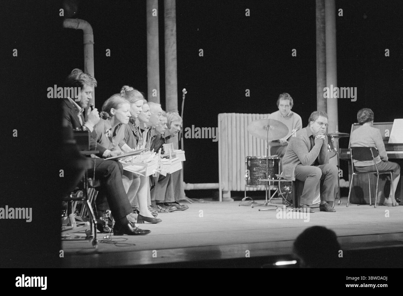 Aktuell 48 - 3 - 1972: Wer sind sie verrückt? Es ist eine erschütternde und ernste Frage, die sich in dem Stück, das das Nationaltheater jetzt spielt, an das Publikum richtet. Es heißt, wer sind die verrückt? Aktuell hat vier Personen, die in der Psychiatrie arbeiten, um Antworten gebeten. Die Vorstellung des Nationaltheaters Wer sind sie verrückt? Befasst sich mit den kausalen Zusammenhängen zwischen Gesellschaft und psychischen Erkrankungen, Foto: Odd Ween / aktuell / NTB ***Foto wird nicht bildverarbeitet.*** *Text wird automatisch übersetzt* Stockfoto