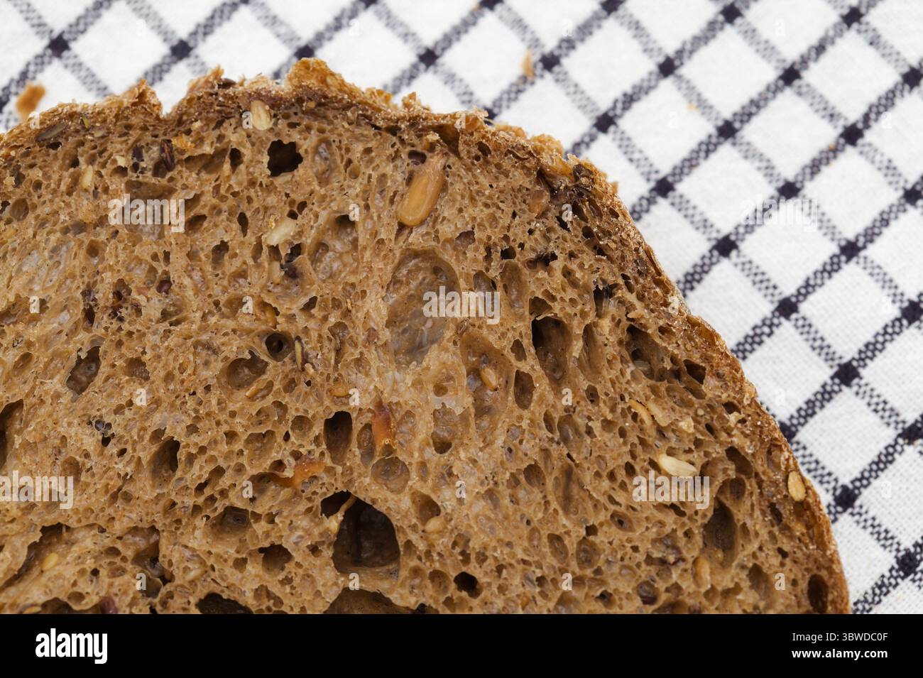 Sauerteig gesäuertes rundes Malzbrot mit verschiedenen Samen Stockfoto