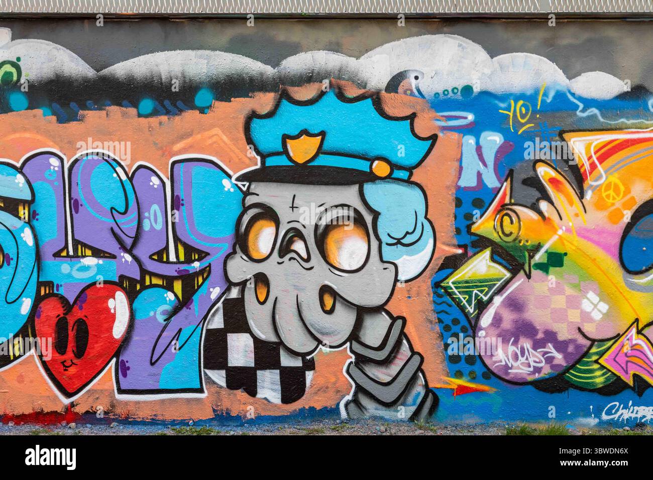 Street Art Wandgemälde Graffiti in Suvilahti Graffiti Wand im Suvilahti Bezirk von Helsinki, Finnland Stockfoto
