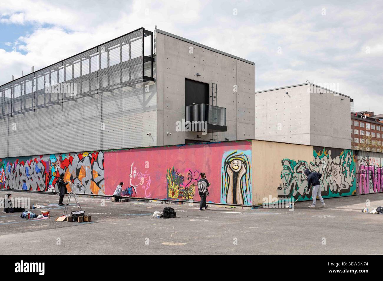 Graffiti-Künstler arbeiten im Stadtteil Suvilahti in Helsinki, Finnland Stockfoto
