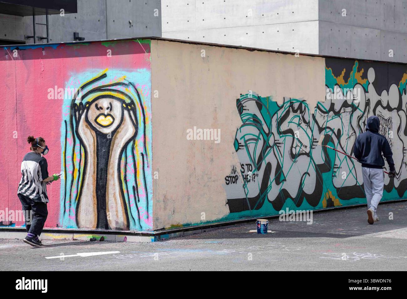 Graffiti-Künstler bei der Arbeit der Graffiti-Wand Suvilahti im Stadtteil Sörnäinen in Helsinki, Finnland Stockfoto