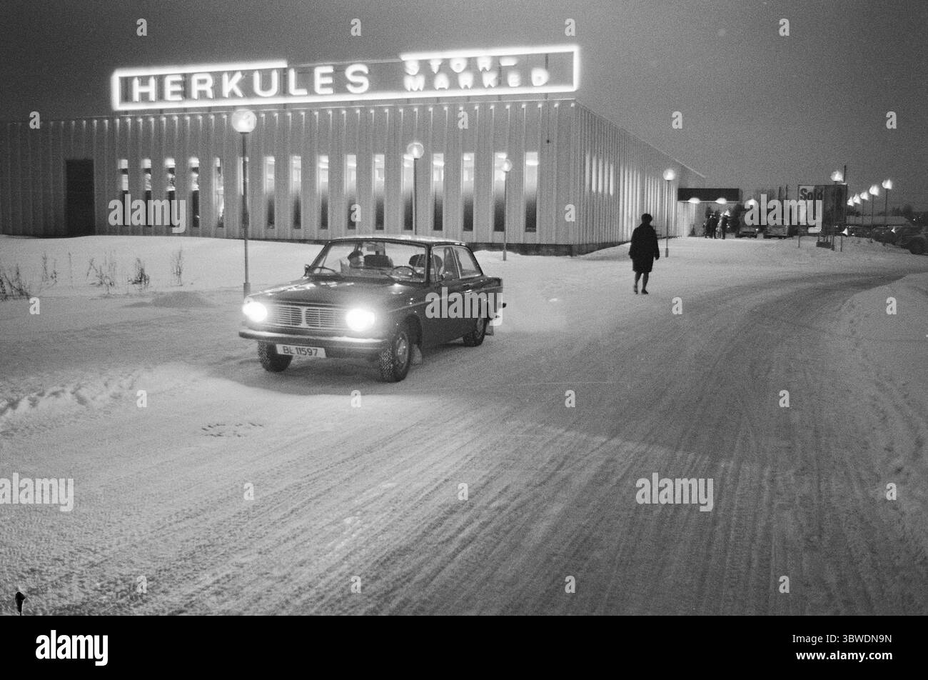 Aktuell 13.3.1972: Die Giganten brechen die Eckläden ein.Herkules in Skien ist ein so genannter Hypermarkt, der auf Kunden basiert, die aus einer großen Umgebung fahren. Eine Reihe dieser riesigen Geschäfte wurde schrittweise aufgebaut, und weitere werden folgen. Das Ergebnis ist der Haken an der Tür für viele kleine Lebensmittelgeschäfte und ein längerer Weg zum Geschäft für große Personengruppen. Fußgänger passieren hinter einem Volvo 144, der vor dem Herkules Stormark geparkt ist. Foto: Sverre A. Børretzen / aktuell / NTB ***FOTO IST NICHT BILDVERARBEITET*** *Text wird automatisch übersetzt* Stockfoto