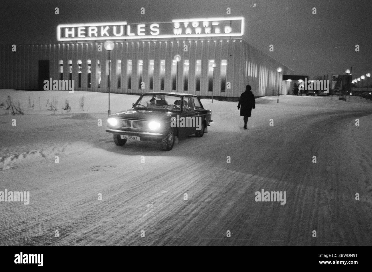 Aktuell 13.3.1972: Die Giganten brechen die Eckläden ein.Herkules in Skien ist ein so genannter Hypermarkt, der auf Kunden basiert, die aus einer großen Umgebung fahren. Eine Reihe dieser riesigen Geschäfte wurde schrittweise aufgebaut, und weitere werden folgen. Das Ergebnis ist der Haken an der Tür für viele kleine Lebensmittelgeschäfte und ein längerer Weg zum Geschäft für große Personengruppen. Fußgänger passieren hinter einem Volvo 144, der vor dem Herkules Stormark geparkt ist. Foto: Sverre A. Børretzen / aktuell / NTB ***FOTO IST NICHT BILDVERARBEITET*** *Text wird automatisch übersetzt* Stockfoto
