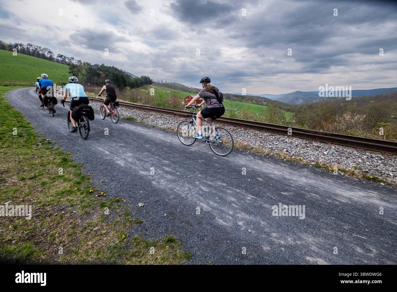 Frühling, Radfahren, Bahnstrecken, Spring Bike Tour entlang der Great Allegheny Passage Eisenbahnstrecke zwischen Frostburg und Cumberland MD Helmstetter’s Curve Stockfoto