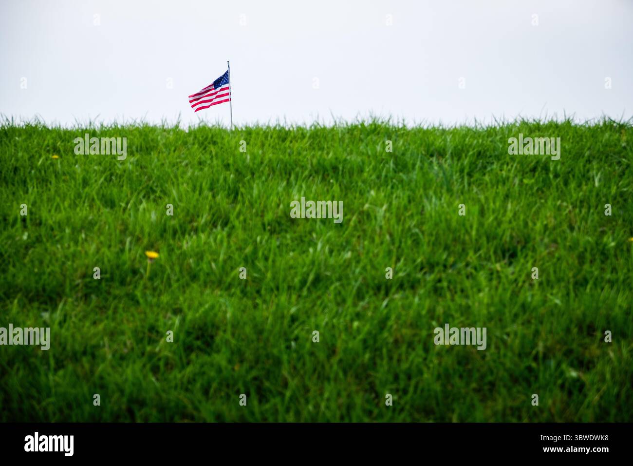 Die amerikanische Flagge steht allein, Cumberland Maryland USA. Stockfoto