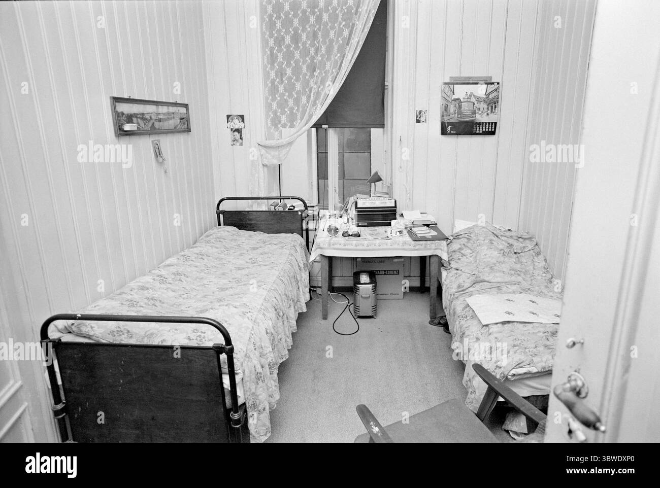 Aktuell 18-10-1972 : Abdulla, Wanderarbeiterin. Abdullah Sattar Barag ist einer der vielen Wanderarbeiter in Oslo. Er kommt aus Afghanistan und ist seit fast einem Jahr in Norwegen. Wir folgten Abdullah einen Tag lang und sprachen mit ihm darüber, ein Wanderarbeiter zu sein. - Abdulla lebt in einem Hospiz mitten in der Stadt. Er teilt sich ein kleines, elendes Zimmer mit einem anderen Afghanen. Zusammen zahlen sie 720 Kronen im Monat dafür. Die Möglichkeiten zum Kochen sind gering. Abdulla würde gerne woanders wohnen, aber es ist nicht einfach, einen Schlafsaal zu bekommen. Foto; Aage Storløkken / Current / NTB ***FOTO NICHT BILD Stockfoto