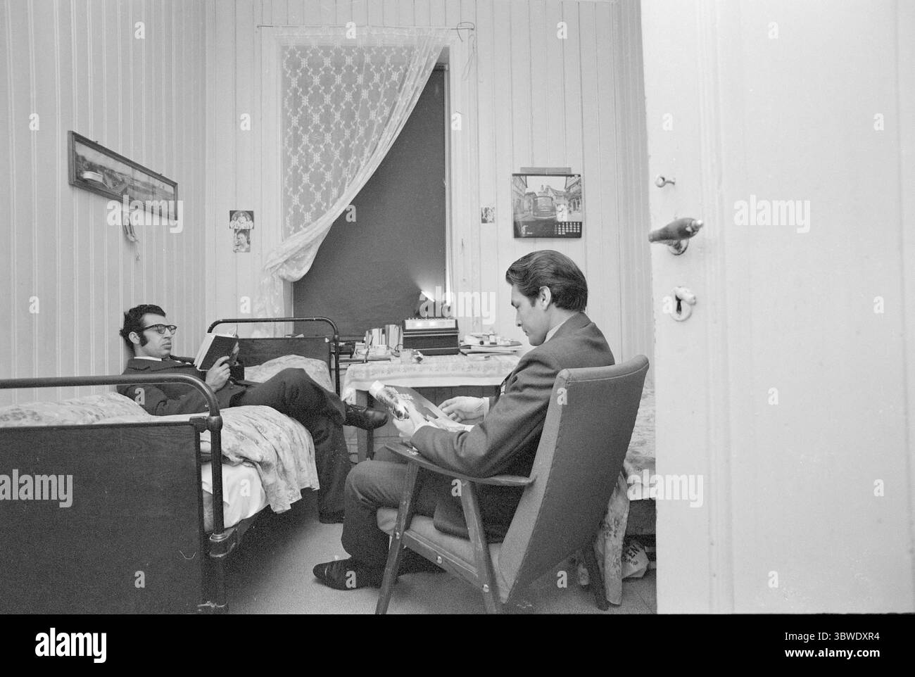 Aktuell 18-10-1972 : Abdulla, Wanderarbeiterin. Abdullah Sattar Barag ist einer der vielen Wanderarbeiter in Oslo. Er kommt aus Afghanistan und ist seit fast einem Jahr in Norwegen. Wir folgten Abdullah einen Tag lang und sprachen mit ihm darüber, ein Wanderarbeiter zu sein. - Abdulla lebt in einem Hospiz mitten in der Stadt. Er teilt sich ein kleines, elendes Zimmer mit einem anderen Afghanen. Zusammen zahlen sie 720 Kronen im Monat dafür. Die Möglichkeiten zum Kochen sind gering. Abdulla würde gerne woanders wohnen, aber es ist nicht einfach, einen Schlafsaal zu bekommen. Foto; Aage Storløkken / Current / NTB ***FOTO NICHT BILD Stockfoto