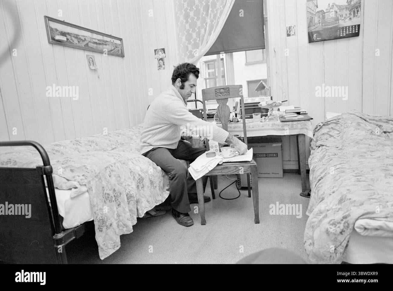 Aktuell 18-10-1972 : Abdulla, Wanderarbeiterin. Abdullah Sattar Barag ist einer der vielen Wanderarbeiter in Oslo. Er kommt aus Afghanistan und ist seit fast einem Jahr in Norwegen. Wir folgten Abdullah einen Tag lang und sprachen mit ihm darüber, ein Wanderarbeiter zu sein. - Abdulla lebt in einem Hospiz mitten in der Stadt. Er teilt sich ein kleines, elendes Zimmer mit einem anderen Afghanen. Zusammen zahlen sie 720 Kronen im Monat dafür. Die Möglichkeiten zum Kochen sind gering. Abdulla würde gerne woanders wohnen, aber es ist nicht einfach, einen Schlafsaal zu bekommen. Foto; Aage Storløkken / Current / NTB ***FOTO NICHT BILD Stockfoto