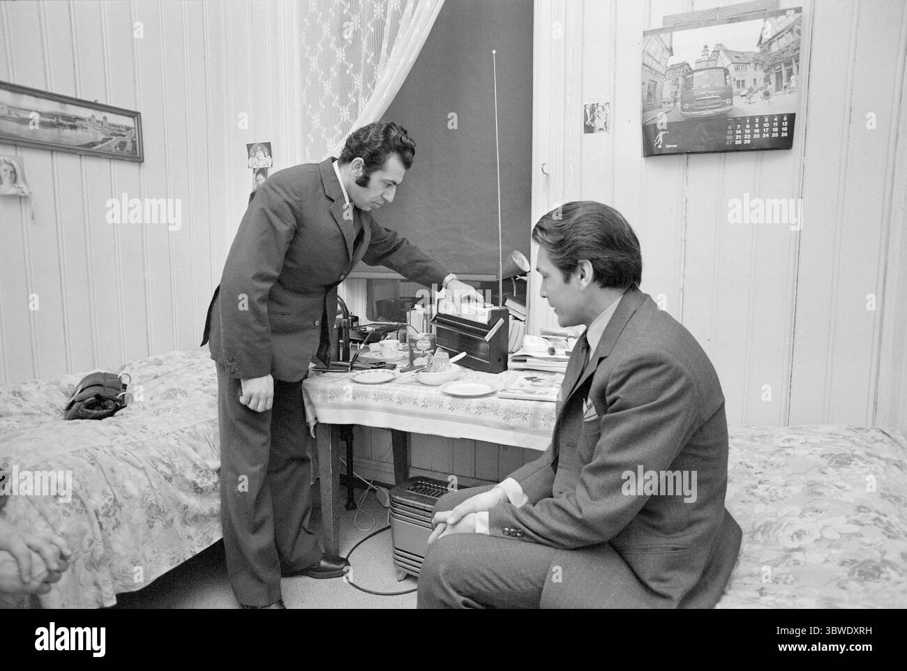 Aktuell 18-10-1972 : Abdulla, Wanderarbeiterin. Abdullah Sattar Barag ist einer der vielen Wanderarbeiter in Oslo. Er kommt aus Afghanistan und ist seit fast einem Jahr in Norwegen. Wir folgten Abdullah einen Tag lang und sprachen mit ihm darüber, ein Wanderarbeiter zu sein. - Abdulla lebt in einem Hospiz mitten in der Stadt. Er teilt sich ein kleines, elendes Zimmer mit einem anderen Afghanen. Zusammen zahlen sie 720 Kronen im Monat dafür. Die Möglichkeiten zum Kochen sind gering. Abdulla würde gerne woanders wohnen, aber es ist nicht einfach, einen Schlafsaal zu bekommen. Foto; Aage Storløkken / Current / NTB ***FOTO NICHT BILD Stockfoto