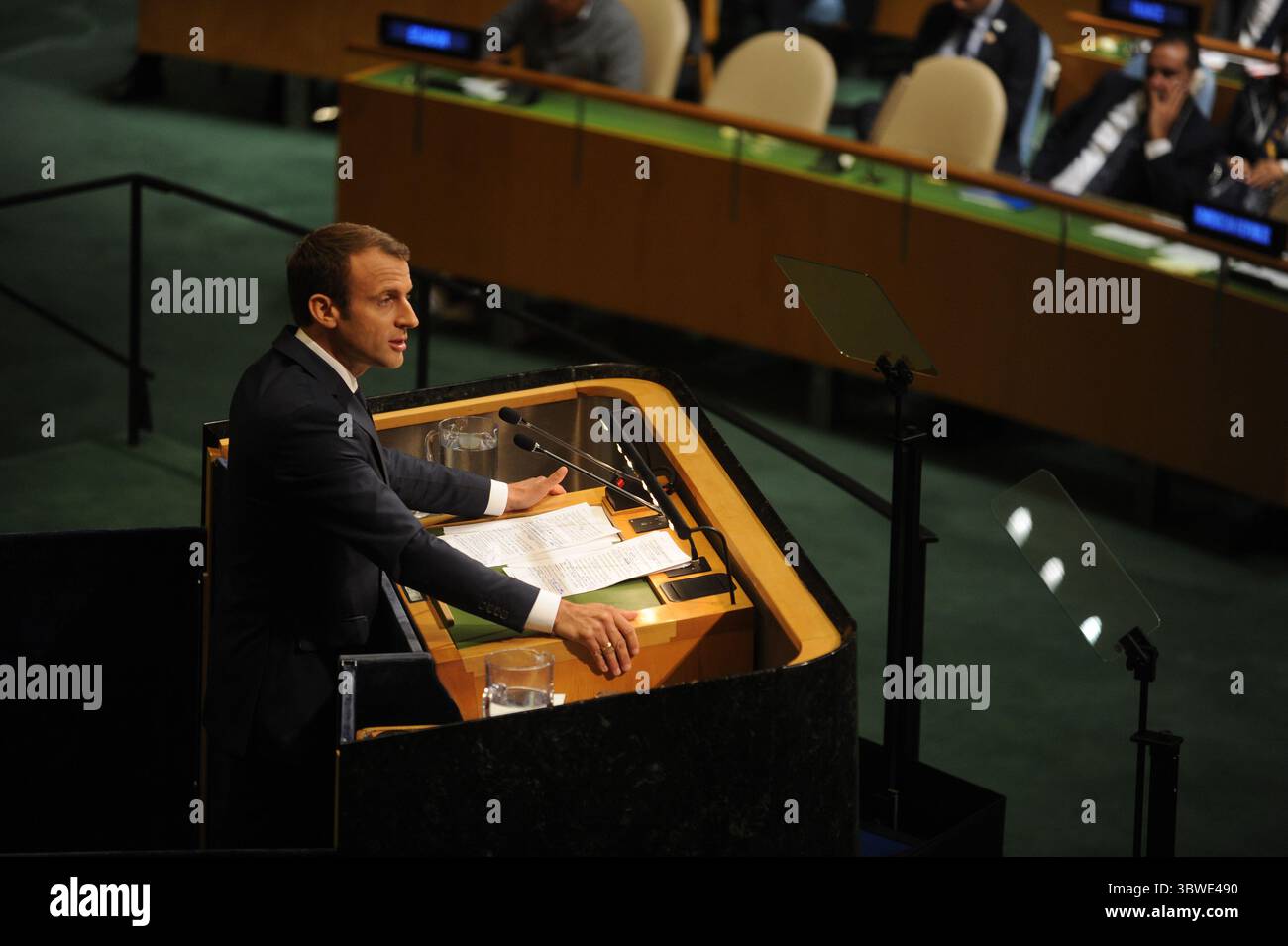 September 2017, Manhattan, New York, USA: NEW YORK, 19. SEPTEMBER: der französische Präsident Emmanuel Macron spricht auf der 72. Generalversammlung der Vereinten Nationen am 19. September 2017 in New York. Dies ist Trumps erster Auftritt in der Generalversammlung, wo er sich mit Bedrohungen aus dem Iran und Nordkorea unter anderem mit globalen Bedenken befasste...Menschen: Französischer Präsident Emmanuel Macron (Credit Image: © SMG via ZUMA Wire) Stockfoto
