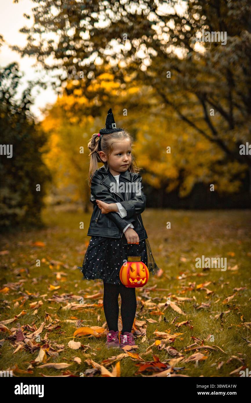 Glückliche Mädchen 5 Jahre an Halloween mit Kürbissen im Park. Hochwertige Fotos Stockfoto