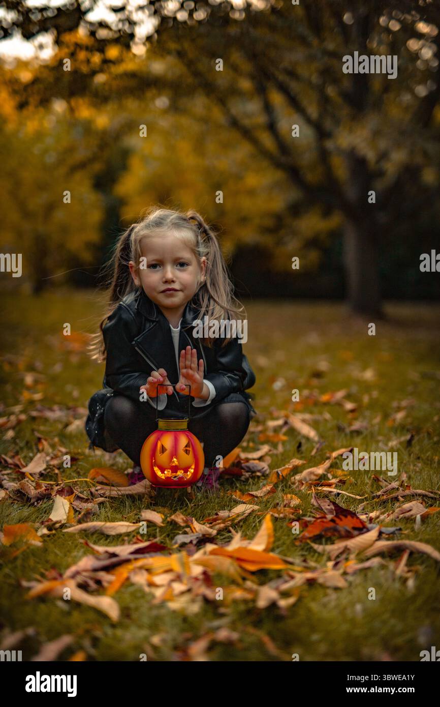 Glückliche Mädchen 5 Jahre an Halloween mit Kürbissen im Park. Hochwertige Fotos Stockfoto