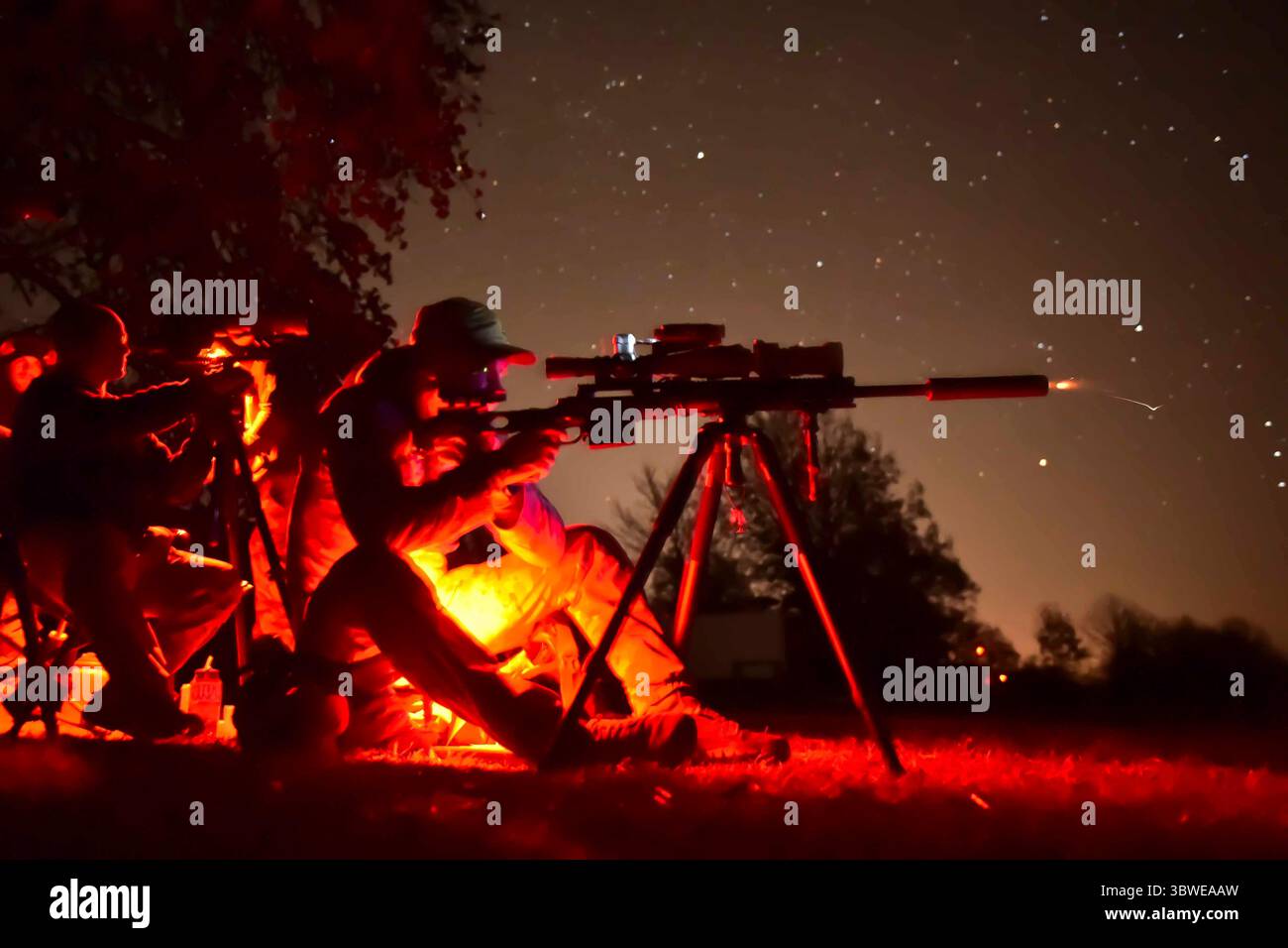 6. Dezember 2020 - Barling, Arkansas, USA - Sniper erhält einen bestätigten Treffer bei einem zeitlich festgelegten Nachtfeuer-Event während der 50. Winston P. Wilson und 30. Armed Forces Skill bei den Arms Meeting Sniper Championships im Fort Chaffee Joint Maneuver Training Center am 6. Dezember 2020. (Bild: © U.S. Army/ZUMA Wire/ZUMAPRESS.com) Stockfoto