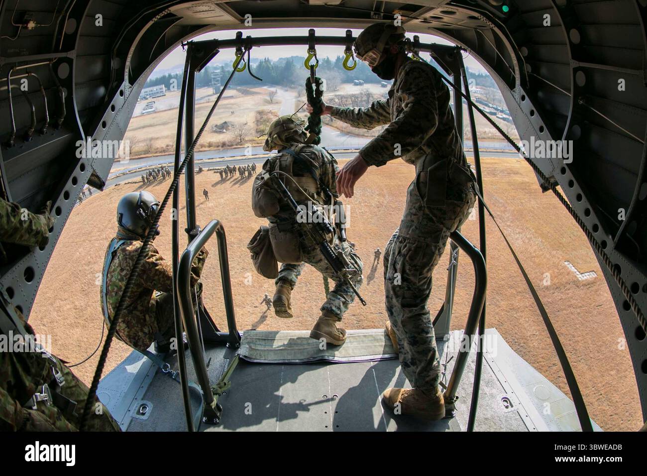 10. Dezember 2020 – Japan – US-Marines mit 3. Bataillon, 8. Marineregiment und Truppen des 30. Infanterieregiments, 12. Brigade, Japan Bound Self-Defense Force, führen am 10. Dezember 2020 ein Schnellseil während der Übung Forest Light Eastern Army auf dem japanischen Festland durch. Forest Light ist ein jährliches bilaterales Training, das die Interoperabilität und Bereitschaft des US-Marine Corps und der japanischen Bodenselbstverteidigungsstreitkräfte stärkt, Aggressionen abzuschrecken und jede Bedrohung zu besiegen. Diese Iteration konzentriert sich auf die Eroberung und Verteidigung wichtiger maritimer Gebiete als integrierte Truppe zur Unterstützung von Marineoperaten Stockfoto