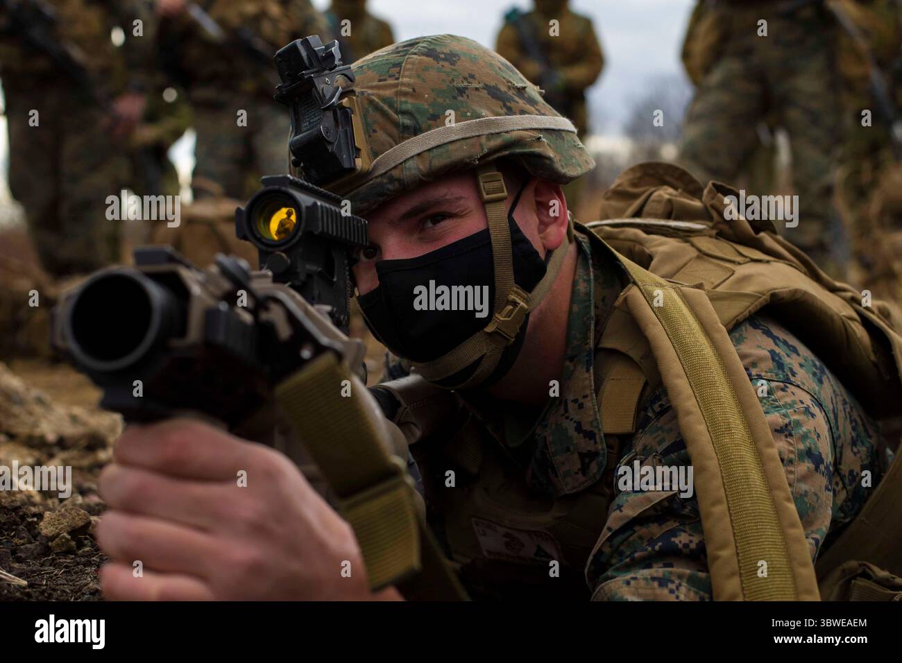 10. Dezember 2020 - Niigata, Japan - Lance CPL. Lucas Mitchell, ein Teamführer des 3. Bataillons, 8. Marines, sieht mit dem M32 Multi-Granate-Werfer aus einem von Truppen des 30. Infanterieregiments, 12. Brigade, Japan Bodenselbstverteidigungsstreitkräfte während Übung Forest Light 21 in der Präfektur Niigata, Japan am 10. Dezember 2020. Forest Light ist ein jährliches bilaterales Training, das die Interoperabilität und Bereitschaft des US-Marine Corps und der japanischen Bodenselbstverteidigungsstreitkräfte stärkt, Aggressionen abzuschrecken und jede Bedrohung zu besiegen. Diese Iteration konzentriert sich auf das Festfressen Stockfoto