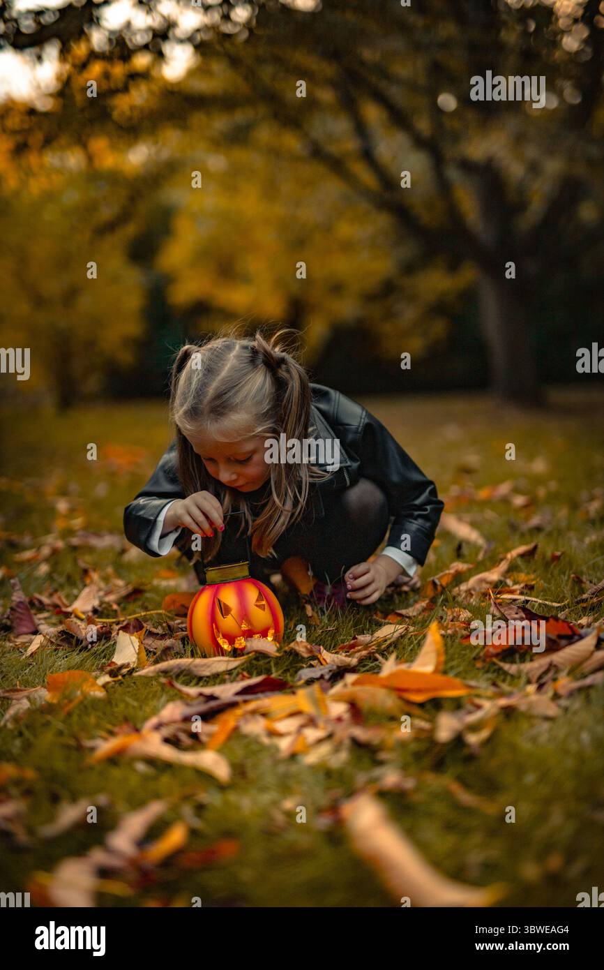 Glückliche Mädchen 5 Jahre an Halloween mit Kürbissen im Park. Hochwertige Fotos Stockfoto
