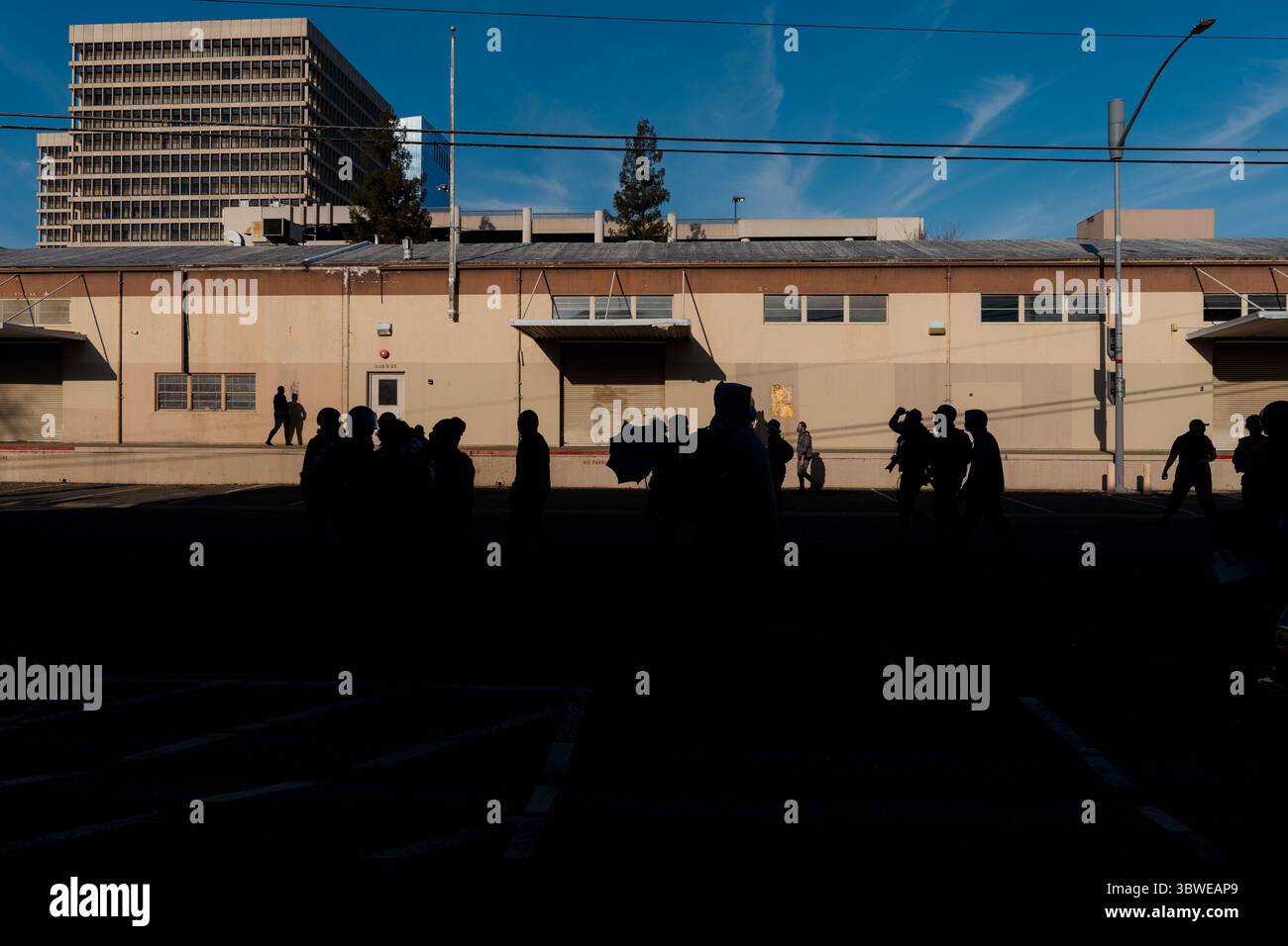19. Dezember 2020, Sacramento, Kalifornien, USA: Ein marsch linker Demonstranten ziehen sich zurück, nachdem ihre Versuche, das Gebiet zu verlassen, von der Polizei blockiert wurden. (Bild: © Jungho Kim/ZUMA Wire) Stockfoto