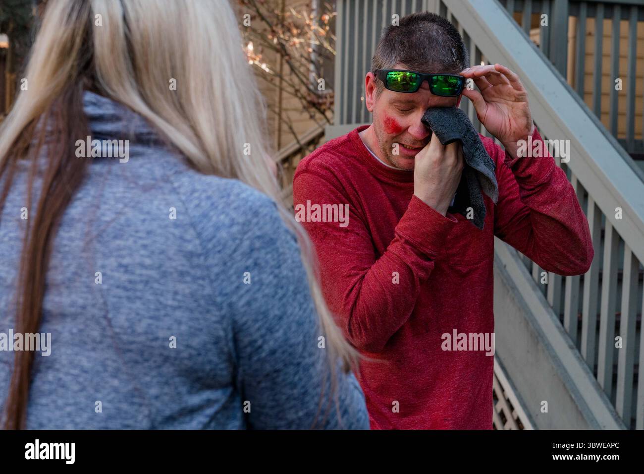 Dezember 2020, Sacramento, Kalifornien, USA: MATT, ein Bewohner von Sacramento wischt sich sein Gesicht ab, nachdem er sich mit linken Demonstranten konfrontiert sieht, da ihm ein besorgter Nachbar Hilfe anbietet. (Bild: © Jungho Kim/ZUMA Wire) Stockfoto