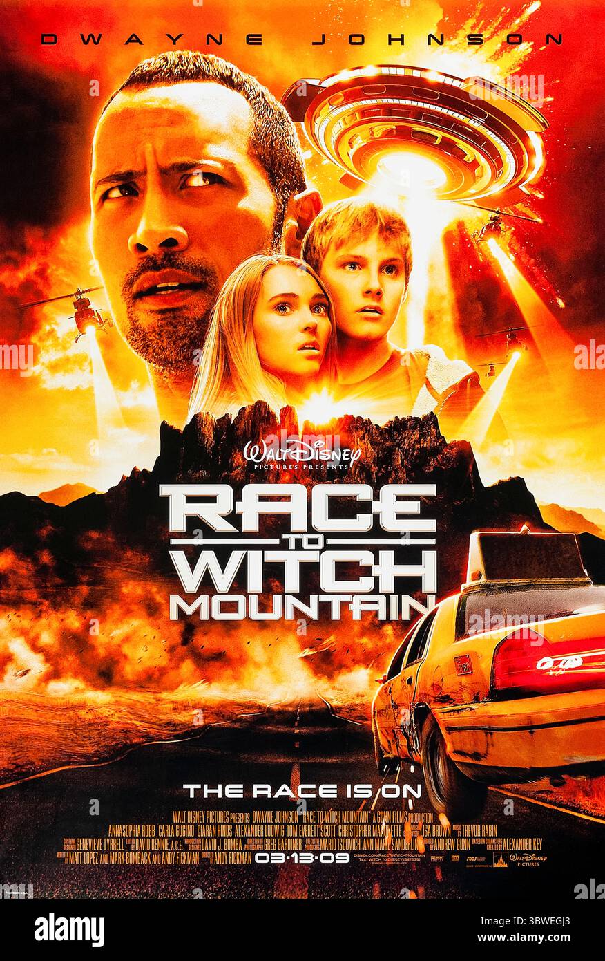 Race to Witch Mountain (2009) von Andy Fickman mit Dwayne Johnson, AnnaSophia Robb und Alexander Ludwig. Ein Taxifahrer hilft zwei außerirdischen Geschwistern mit übernatürlichen Kräften, Regierungsagenten zu entkommen und ihren Planeten zu retten. Foto eines Original-Posters aus dem Jahr 2009 (USA), das NUR FÜR REDAKTIONELLE ZWECKE VERWENDET WIRD. Quelle: BFA / Walt Disney Pictures Stockfoto