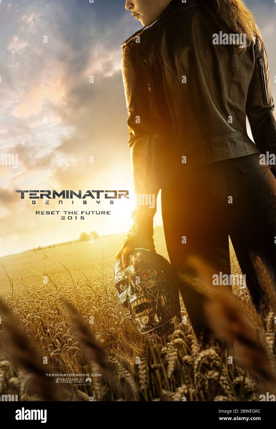 Terminator Genisys (2015) unter der Regie von Alan Taylor mit Arnold Schwarzenegger, Emilia Clarke und Jai Courtney. Als Kyle Reese in die Vergangenheit geschickt wird, um Sarah Connor zu beschützen, entdeckt er eine radikal veränderte Zeitlinie mit neuen Feinden und unerwarteten Verbündeten. NUR ZUR REDAKTIONELLEN VERWENDUNG des US-Advance-Posters. Quelle: BFA / Paramount Pictures Stockfoto