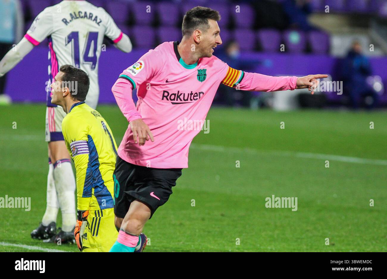 22. Dezember 2020, Valladolid, Spanien: LIONEL MESSI vom FC Barcelona feiert ein Tor während des Fußballspiels La Liga zwischen Real Valladolid und FC Barcelona im Jose Zorrilla Stadion. Messi hat die brasilianische Legende Pele überholt und ist der Spieler, der die meisten Tore für einen einzigen Verein erzielte, nachdem er am Dienstag seine Bilanz auf 644 erreicht hatte. (Kreditbild: © Irina R. Hipolito/AFP7 Via ZUMA Wire) Stockfoto