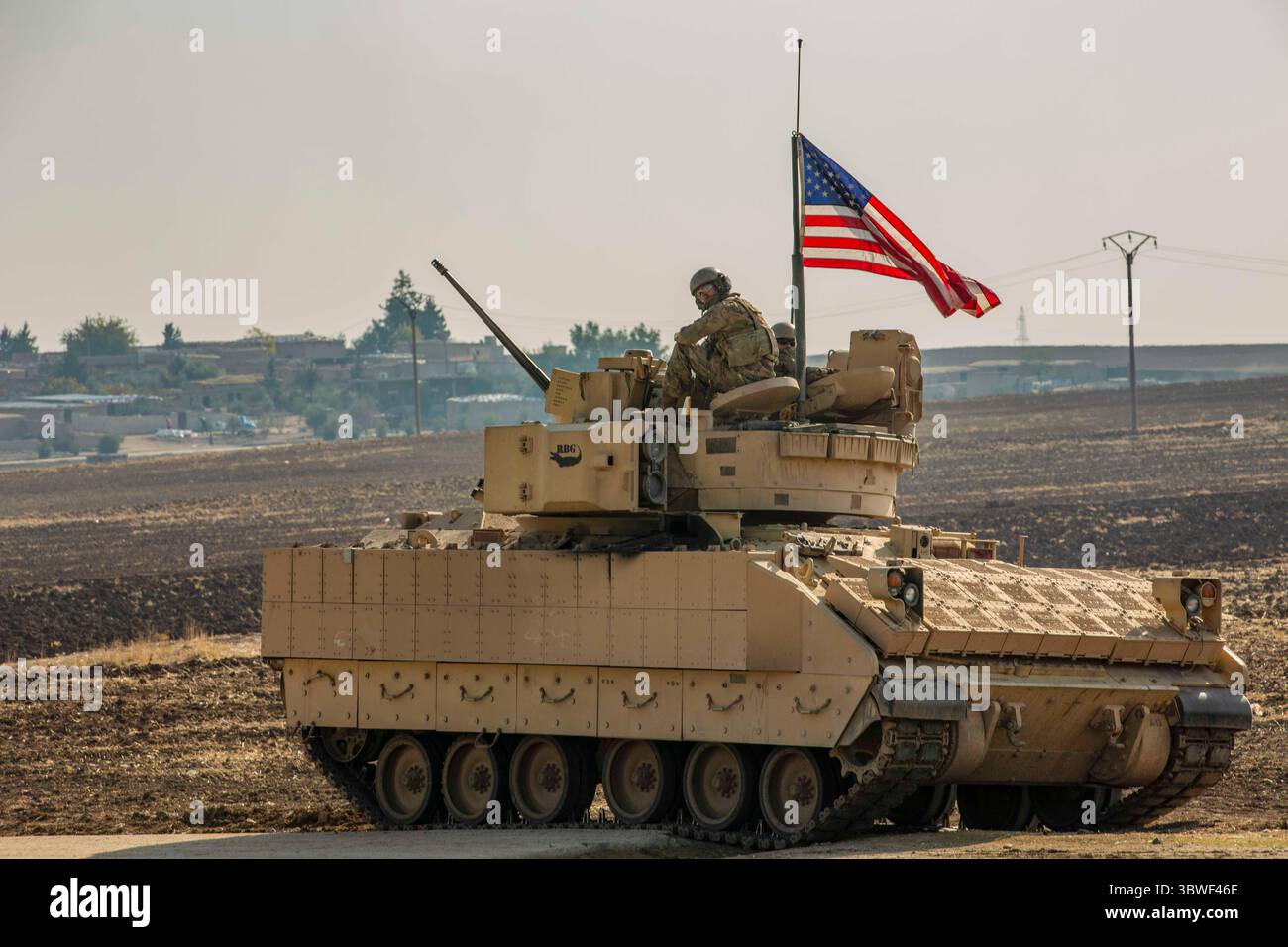 11. Dezember 2020 – Syrien – Ein US-Soldat mit Alpha Kompanie, 1. Bataillon, 6. Infanterieregiment, 2. Panzerbrigade Combat Team, 1. Panzerdivision, sitzt auf dem gunnerâs-Sitz eines M2 Bradley Infanterie-Kampffahrzeugs im Zuständigkeitsbereich des Zentralkommandos (CENTCOM), 11. Dezember 2020. Die Soldaten sind in Syrien, um die Mission der Combined Joint Task Force-Operation Inhärent Resolve (CJTF-OIR) zu unterstützen. Die CJTF ist weiterhin entschlossen, mit, mit und durch unsere Partner zusammenzuarbeiten, um die dauerhafte Niederlage von Daesh sicherzustellen. (Kreditbild: © Jensen Guillory/USA Army/ZUMA Wire/ZUMAPRESS.com) Stockfoto