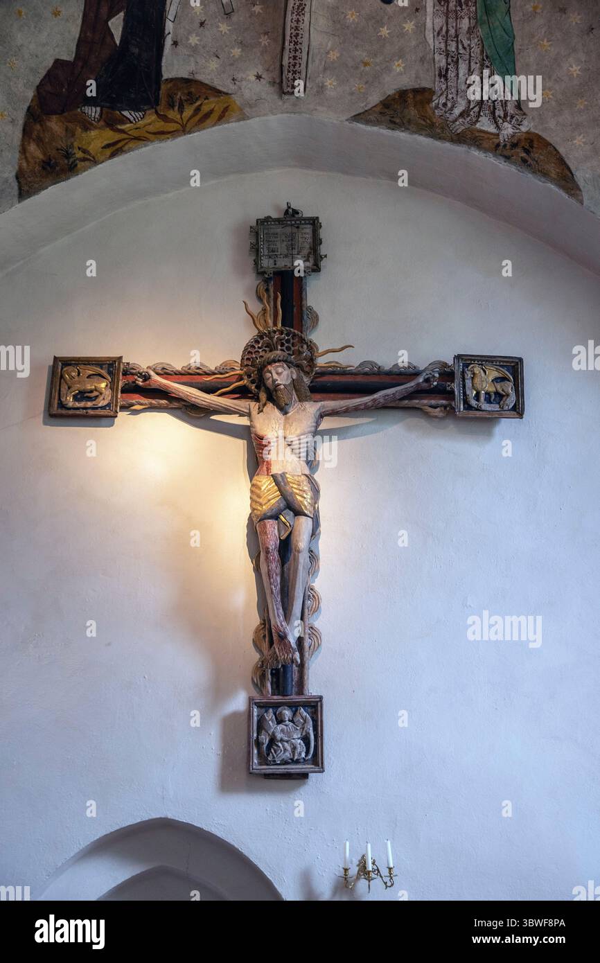 (Kruzifix von 1510) Holzskulptur Jesu Christi am Kreuz in der Kirche Överselö Stockfoto