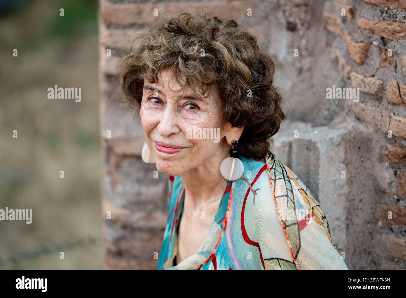 Der iranische Schriftsteller und Lehrer Azar Nafisi nimmt am 16. Juli 2025 am Internationalen Letterature Festival im Stadio Palatino in Rom Teil. Stockfoto
