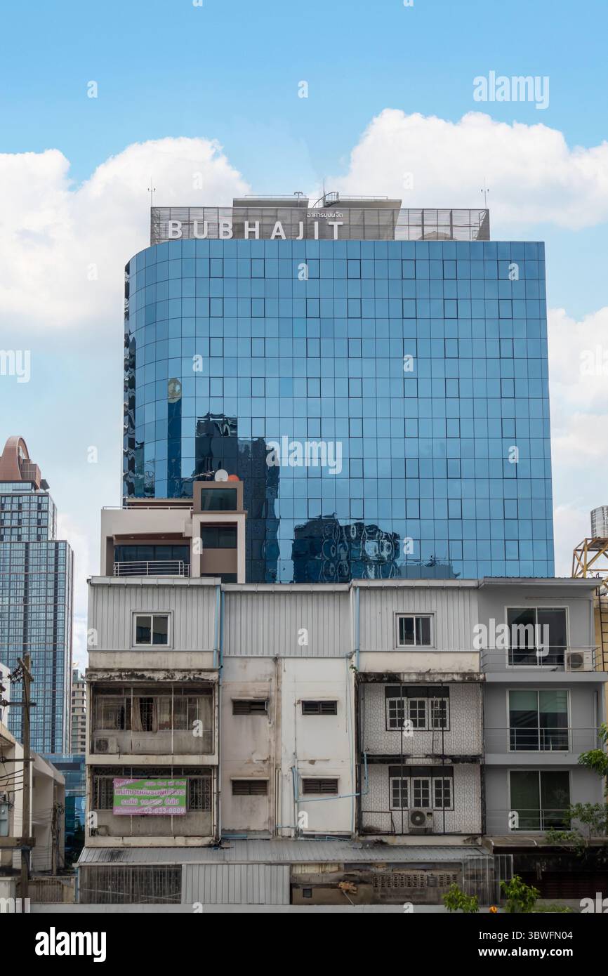 Bubhajit Building, 16-stöckiges Bürogebäude mit Büro zur Miete, Sathon Road, Bangkok, Thailand Stockfoto