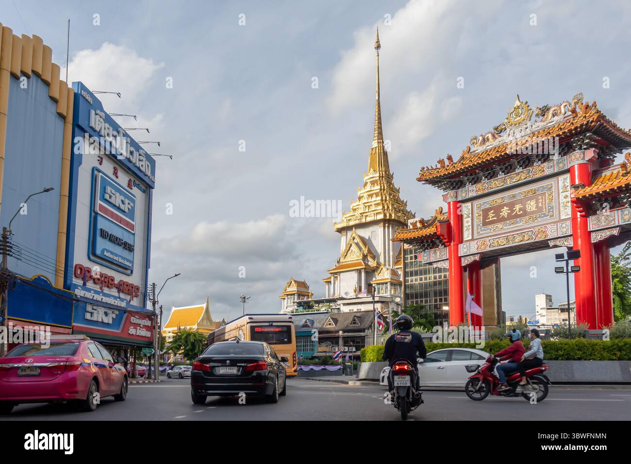 Odeon Circle oder Wongwian Odeon, Kreisverkehr mit rotem Paifang, Tor zu chinatown, Bangkok, Thailand Chinatown Stockfoto