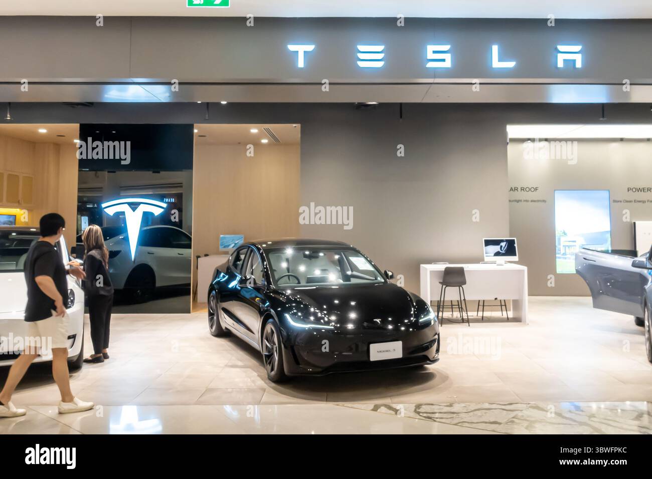 tesla Elektroautos Ausstellungsraum in Siam Paragon, Bangkok Thailand Stockfoto