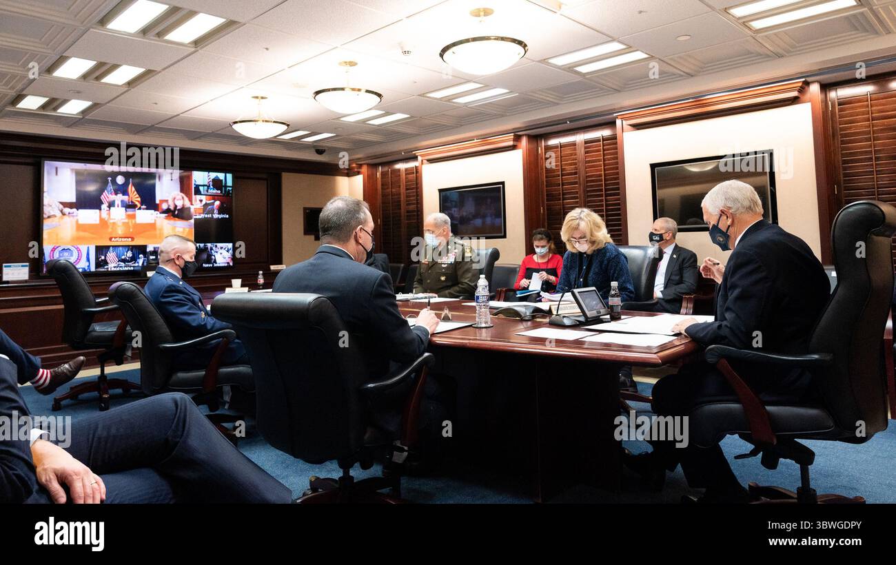 21. Dezember 2020, Washington, District of Columbia, Vereinigte Staaten von Amerika: Vizepräsident Mike Pence und Mitglieder der Coronavirus Task Force des Weißen Hauses nehmen an einer Videokonferenz mit Gouverneuren Teil, um ihre Partnerschaft zur COVID-19-Reaktion und -Erholung am Montag, 21. Dezember 2020, im Lageraum des Weißen Hauses zu besprechen. (Kreditbild: © SMG via ZUMA Wire) Stockfoto